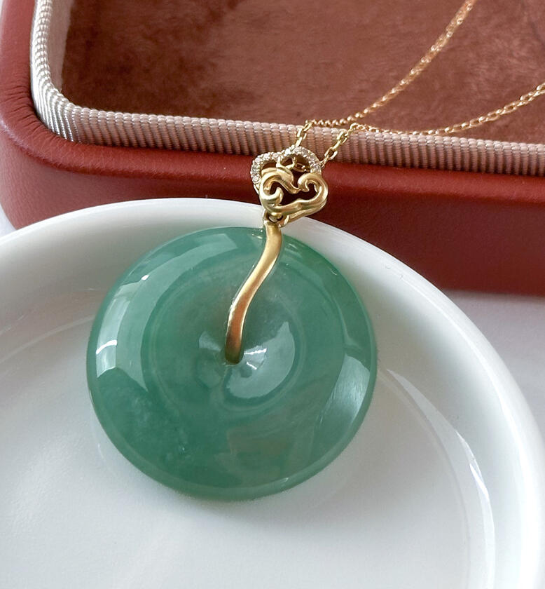 Green jadeite doughnut with customised cloud gold bail with diamonds