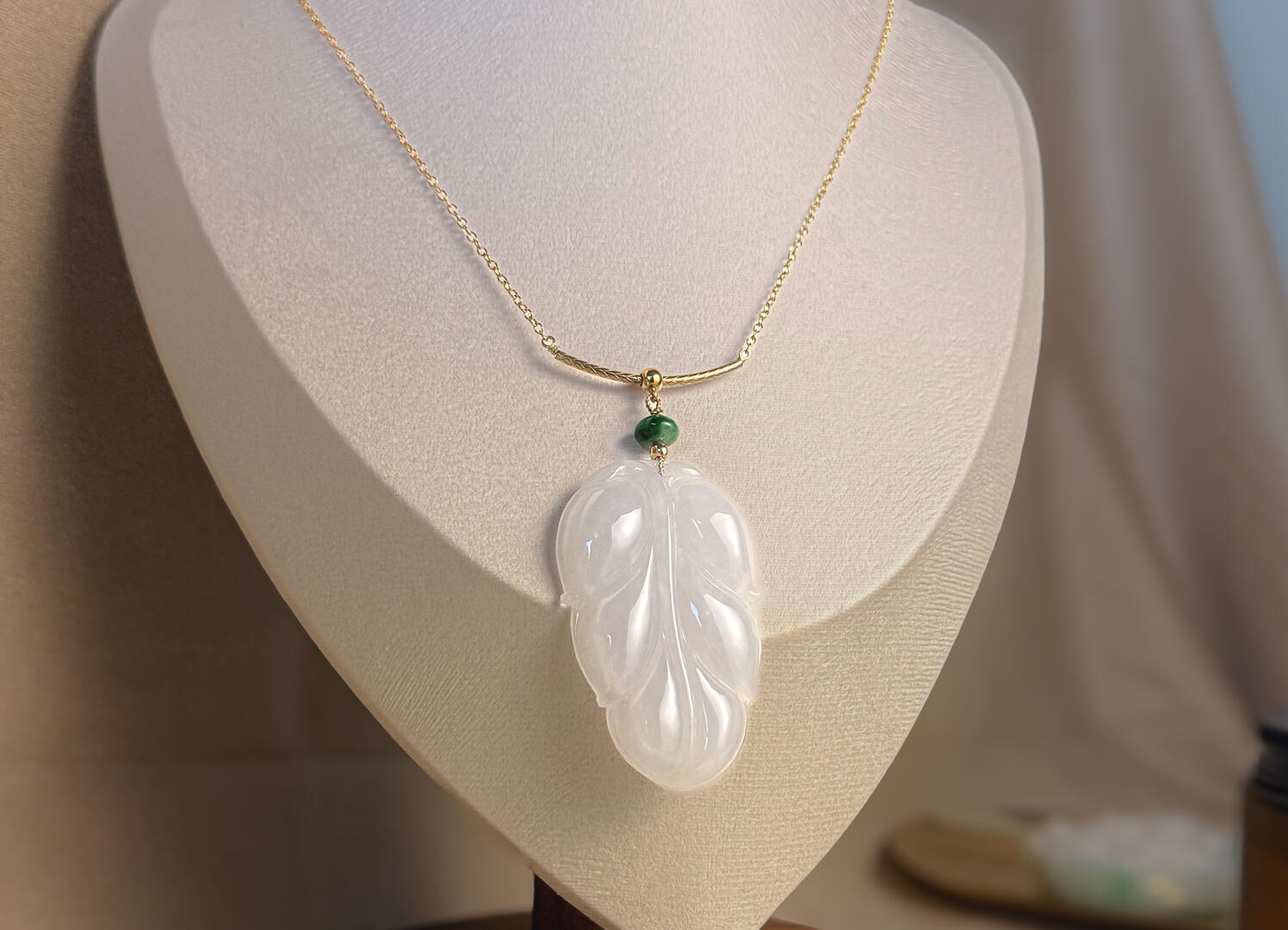 Jadeite Sheer White Leaf with intense green spacer display