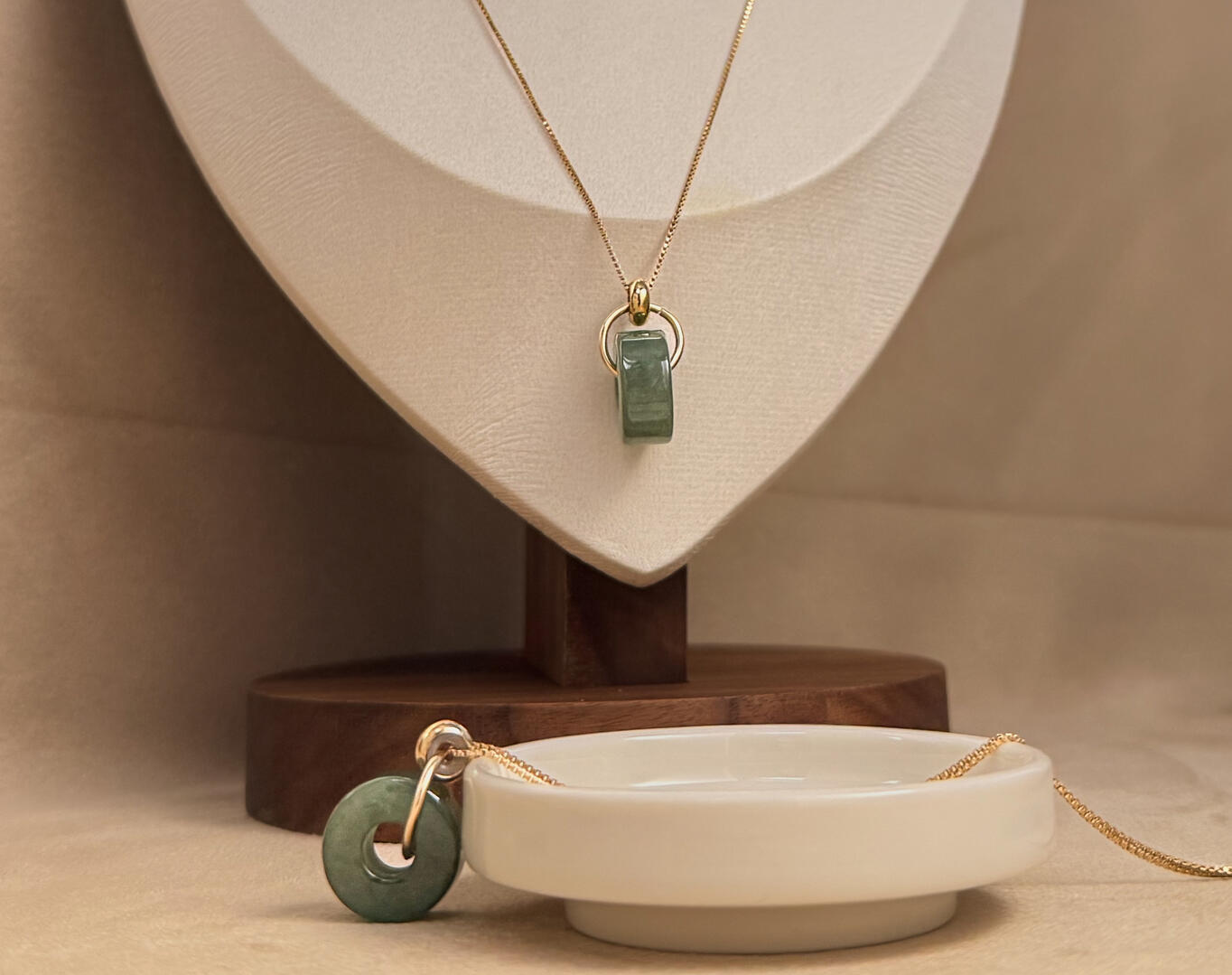 Jadeite Sheer White Leaf with intense green spacer display