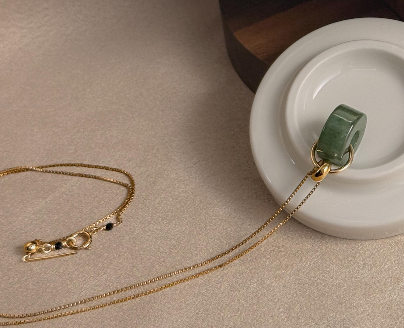 Five Colour Ombre Jadeite Bracelet with Magnetic Clasp focus on the clasp